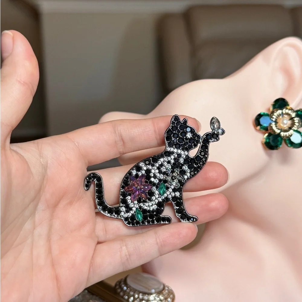Elegant Multicolor Cat Brooch 🌷